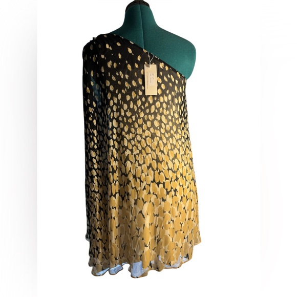 “One-shoulder dress with a golden and black abstract print. Lightweight, flowy, - Picture 1 of 6